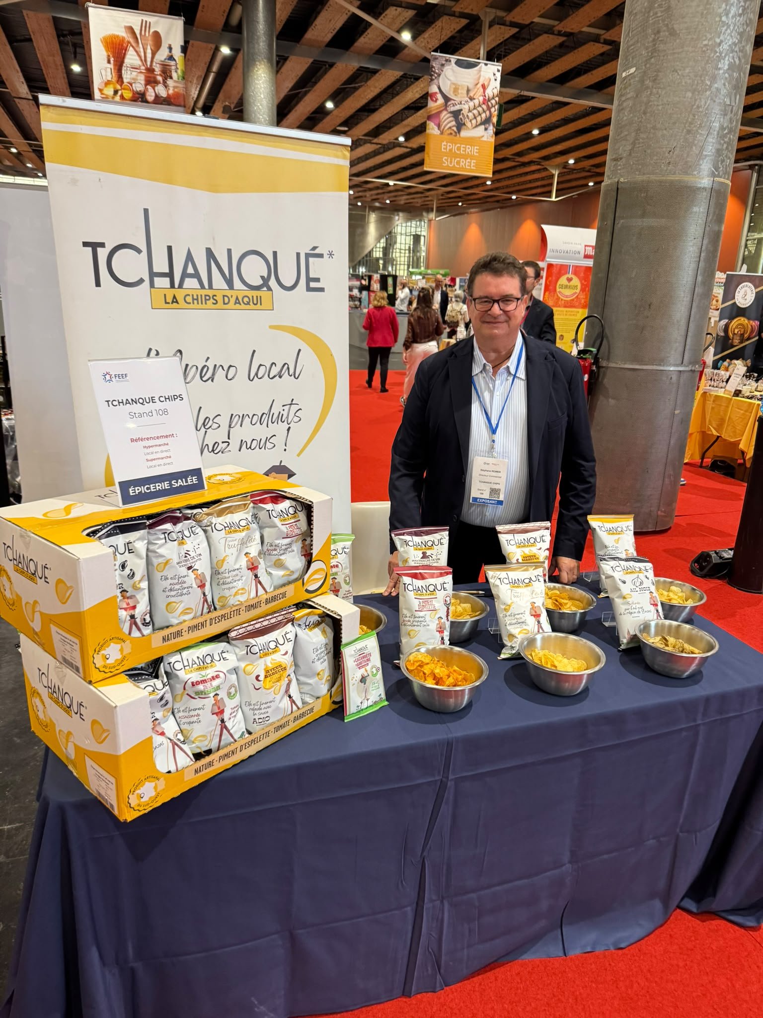 Le stand Tchanqué : sachets de chips et plusieurs recettes proposées à la dégustation.